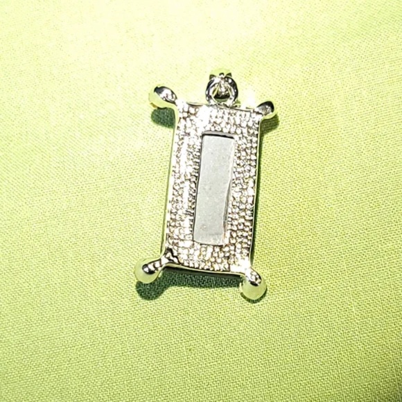 Cut Crystal Pendant with Ivy and Rhinestone Details - Picture 7 of 7